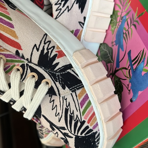 The fab and lovely day in Farm Rio sneakers, dress up or down 🌺 - Picture 6 of 13